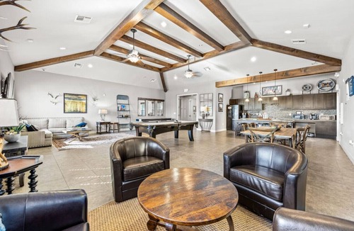 Southside Apartment | Spacious Escape | 3BR2BA | Pool, Gym, Lounge, Park