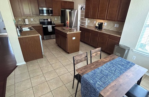 San Antonio House | Spacious, family and pet friendly home near Sea world & Helotes TX