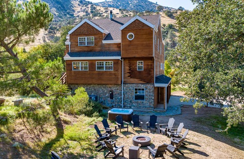 Tehachapi Cabin | Spacious Family Cabin w/Hot Tub & Mountain Views