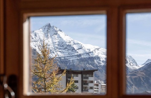 Tignes le Lac Ski Chalet | Spacious Family Chalet in the Heart of Tignes – Stunning Lake and Glacier Views