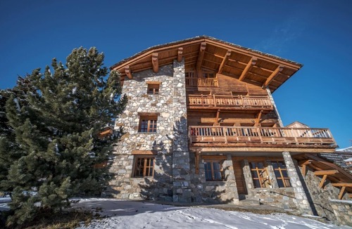 Tignes le Lac Ski Chalet | Spacious Family Chalet in the Heart of Tignes – Stunning Lake and Glacier Views