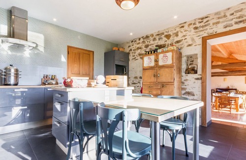 La Limouziniere Cottage | Spacious family lodge with natural pool, near Nantes
