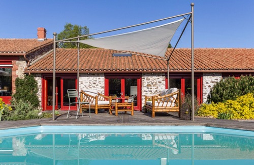 La Limouziniere Cottage | Spacious family lodge with natural pool, near Nantes