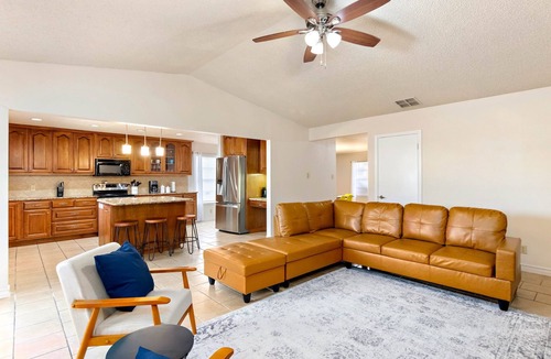North San Antonio - SAT House | Spacious Family Friendly House Sleeps 9 ppl!