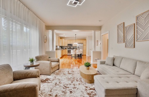 Colchester House | Spacious Family Friendly Royal Residence