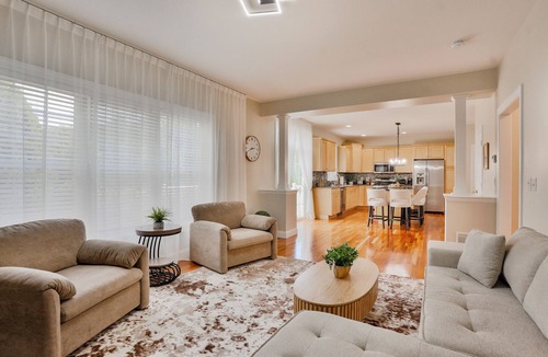 Colchester House | Spacious Family Friendly Royal Residence