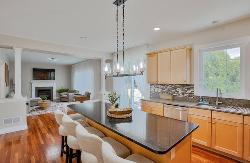 Colchester House | Spacious Family Friendly Royal Residence