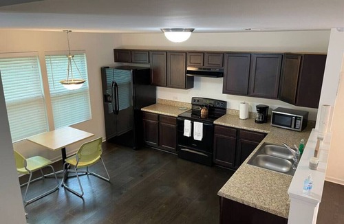 Oakdale House | Spacious & Family Friendly 3BR | 10 Min to Uptown