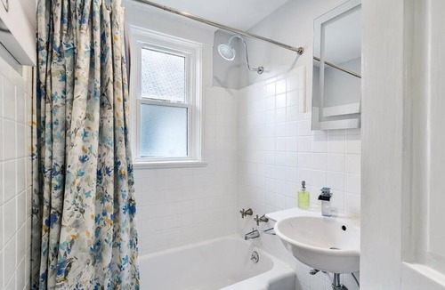 Oakley House | Spacious Family Friendly Gem ~ King Bed ~ Parking