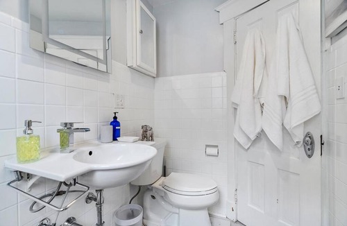 Oakley House | Spacious Family Friendly Gem ~ King Bed ~ Parking