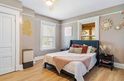 Oakley House | Spacious Family Friendly Gem ~ King Bed ~ Parking