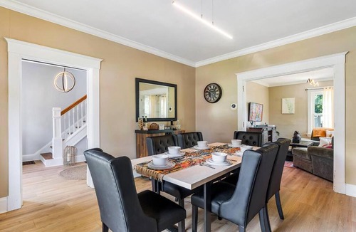 Oakley House | Spacious Family Friendly Gem ~ King Bed ~ Parking