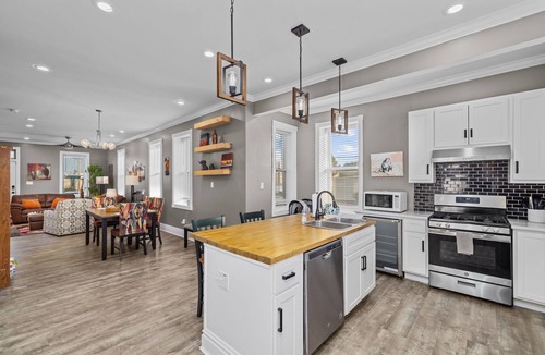 St. Louis House | Spacious Family-Friendly w/Crib, King Bed, & Secured Parking