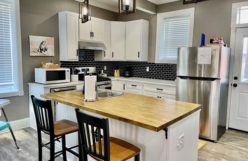 St. Louis House | Spacious Family-Friendly w/Crib, King Bed, & Secured Parking