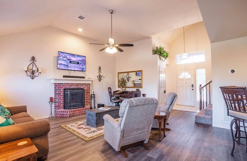 Allen House | Spacious, Family Friendly Home in Allen