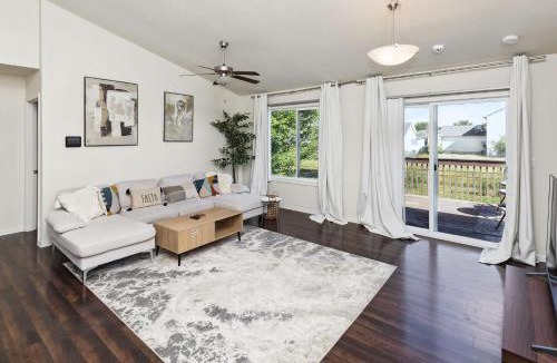 Berwick House | Spacious Family Getaway in Des Moines