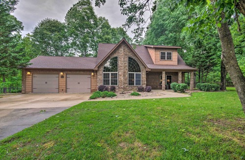 Mountain Home House | Spacious Family Home w/Fire Pit by Norfork Lake!
