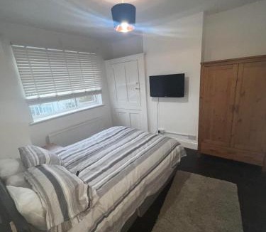 Selhurst Apartment | Spacious Family Home