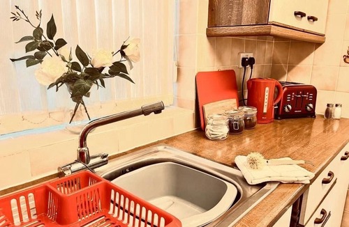 Irlam Apartment | Spacious Family Home