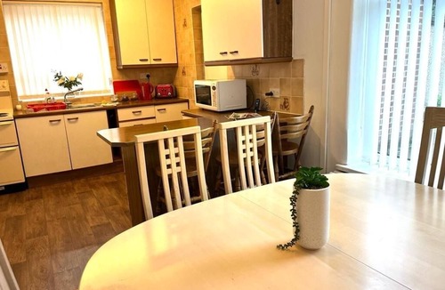 Irlam Apartment | Spacious Family Home