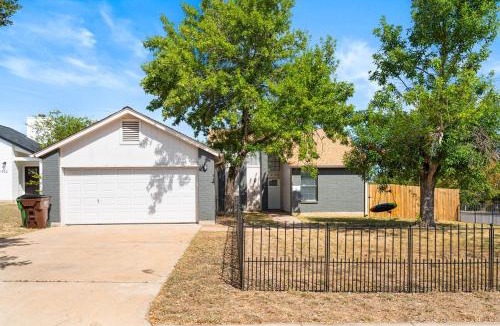 The Hermitage House | Spacious Family Home in Round Rock w Private Yard
