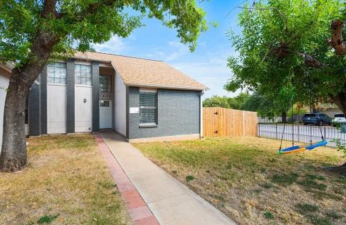 The Hermitage House | Spacious Family Home in Round Rock w Private Yard