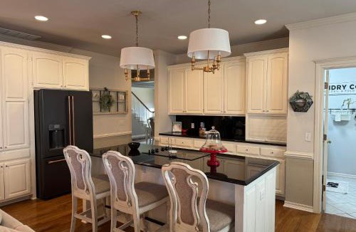South Tulsa House | Spacious Family Home, pool, pool table, pets, 4bed