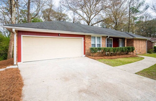 Macon House | Spacious Family Home | Sleeps 8 · Garage