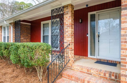 Macon House | Spacious Family Home | Sleeps 8 · Garage