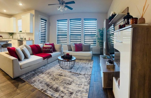 Allen House | Spacious Family Home, Walk to Shops & Dining