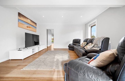 Officer House | Spacious Family Retreat