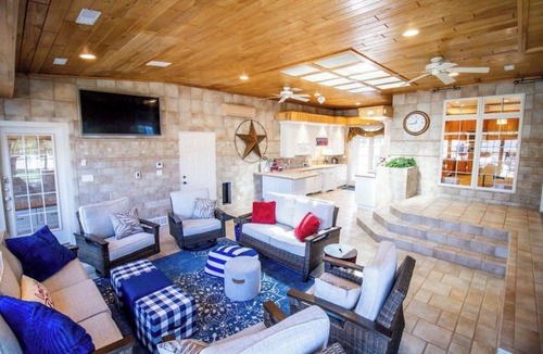 Waterloo House | Spacious Family Retreat in Waterloo with Pool & Theater