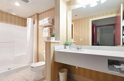 Pembine Hotel | Spacious Family Retreat! Golf, Pool & Waterfall Hikes Nearby! Free Parking!