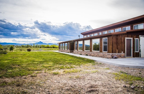 Ralston House | Spacious Family Retreat with Stunning River Views – Just 15 Minutes from Cody!