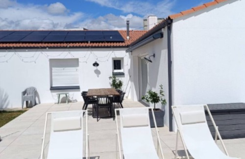 Aizenay Villa | Spacious family villa with heated pool