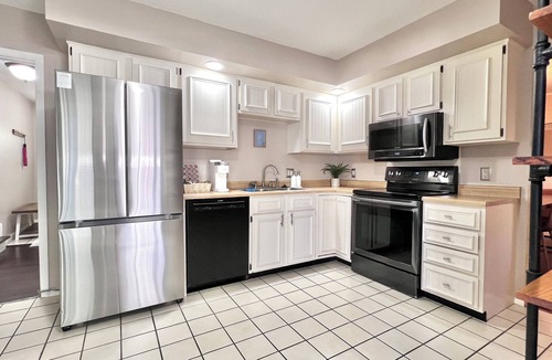 Champaign House | Spacious Family & Work-Friendly 3BD w/Workspace, Fire Pit & Park Views Near Campus