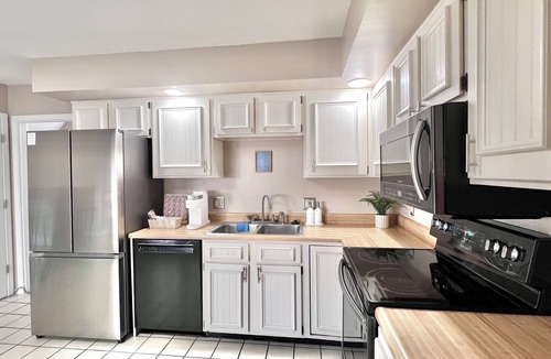 Champaign House | Spacious Family & Work-Friendly 3BD w/Workspace, Fire Pit & Park Views Near Campus