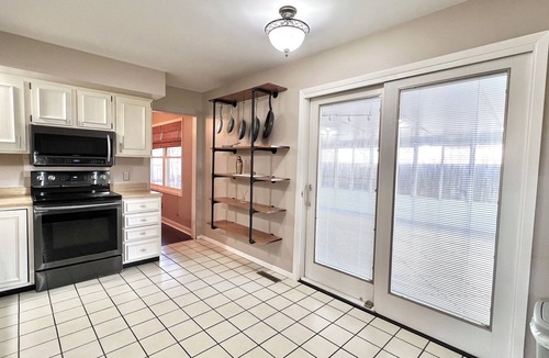 Champaign House | Spacious Family & Work-Friendly 3BD w/Workspace, Fire Pit & Park Views Near Campus