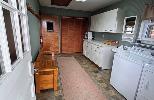 Wilmington House | Spacious Farmhouse ,3 Min to Roberts Centre, Near WEC, Easy Parking
