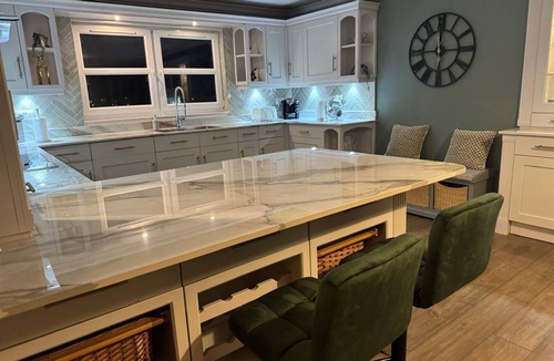 Glasgow House | Spacious farmhouse with golf views and hot tub