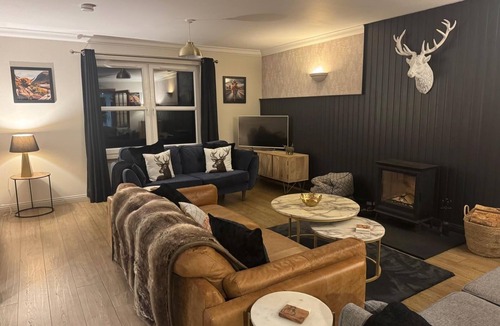 Glasgow House | Spacious farmhouse with golf views and hot tub