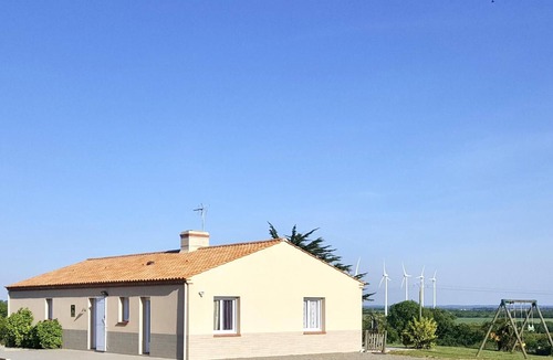 Brem Sur Mer Cottage | Spacious Farmhouse with Wi-Fi, Terraces, and Lake Access