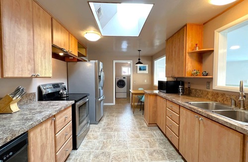 Brookings House | Spacious Fireplace Del Norte House