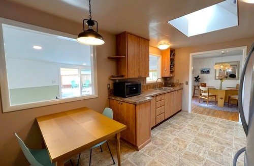 Brookings House | Spacious Fireplace Del Norte House