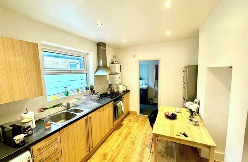 Ravenscourt Park Apartment | Spacious flat in Hammersmith 15min from center