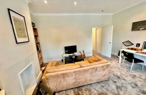 Ravenscourt Park Apartment | Spacious flat in Hammersmith 15min from center