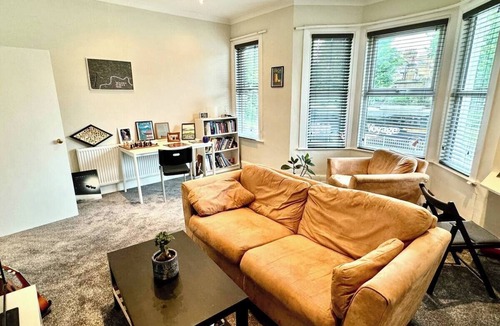 Ravenscourt Park Apartment | Spacious flat in Hammersmith 15min from center