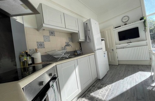 Northampton Apartment | Spacious Flat | Sleeps 7, Pet-Friendly + Parking