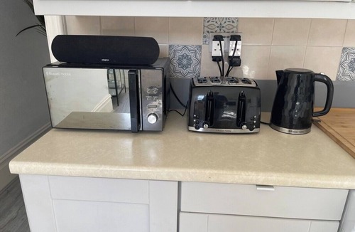 Northampton Apartment | Spacious Flat | Sleeps 7, Pet-Friendly + Parking