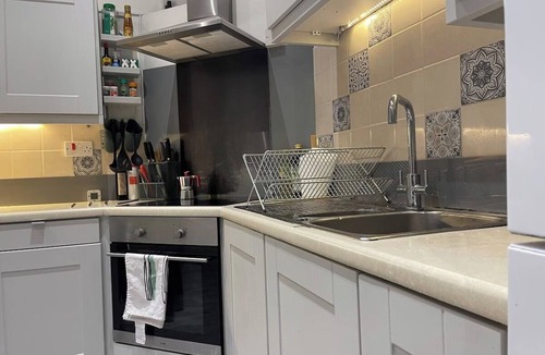 Northampton Apartment | Spacious Flat | Sleeps 7, Pet-Friendly + Parking